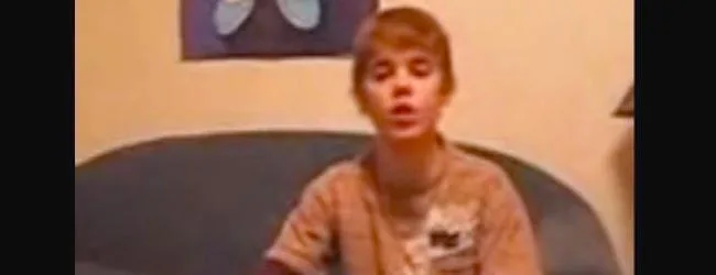 Ο Justin Bieber σε νεαρή ηλικία από το πρώτο του βίντεο στο YouTube.