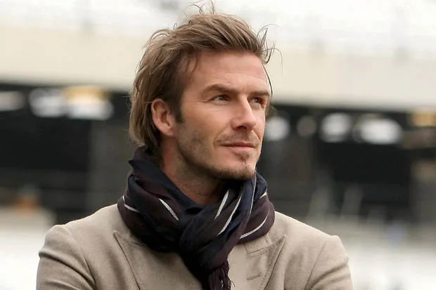 Ο David Beckham με καφέ σακάκι και κασκόλ