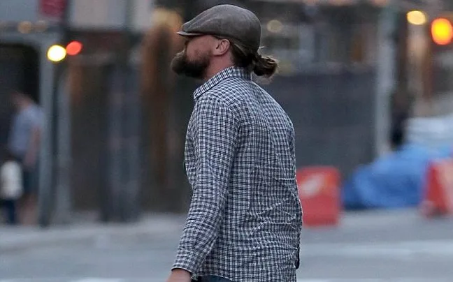 Ο Leonardo DiCaprio με τραγιάσκα και καρό πουκάμισο στη Νέα Υόρκη.