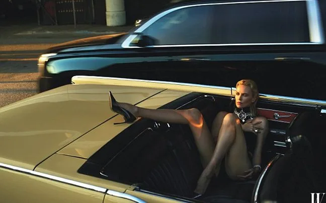 Η Charlize Theron ξαπλωμένη σε vintage αυτοκίνητο