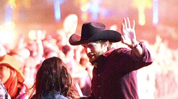 Mila Kunis-Ashton Kutcher χορεύουν μέχρι τελικής πτώσης σε μουσικό φεστιβάλ!