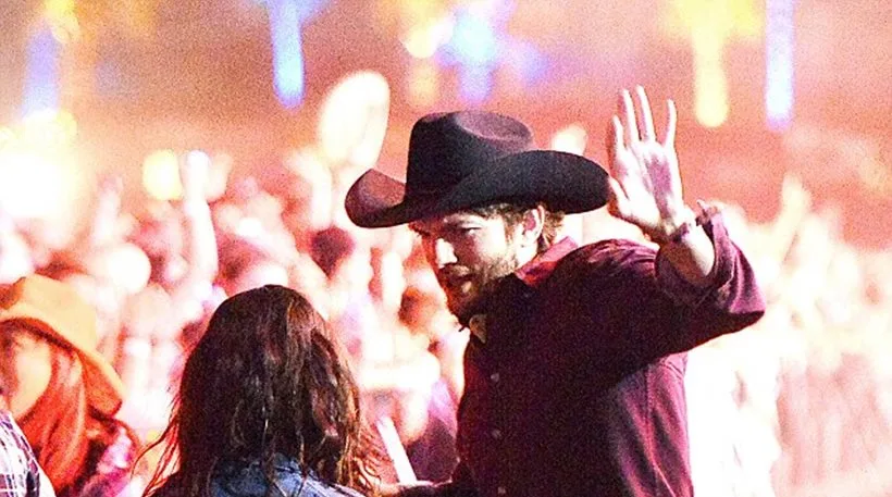 Ο Ashton Kutcher με καουμπόικο καπέλο σε μουσικό φεστιβάλ.
