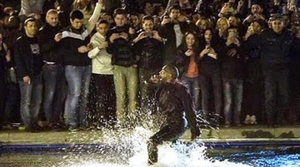 O Kanye West βούτηξε σε λίμνη στην Αρμενία και η Kardashian τρελάθηκε
