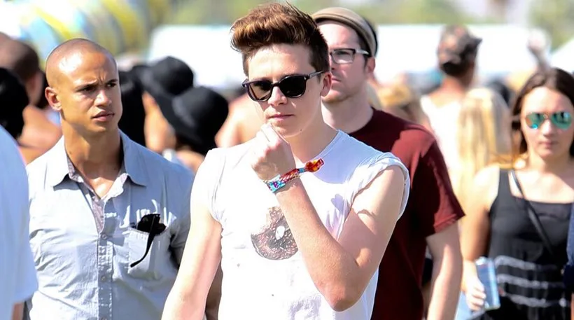 Ο Brooklyn Beckham με γυαλιά ηλίου σε εξωτερικό χώρο.