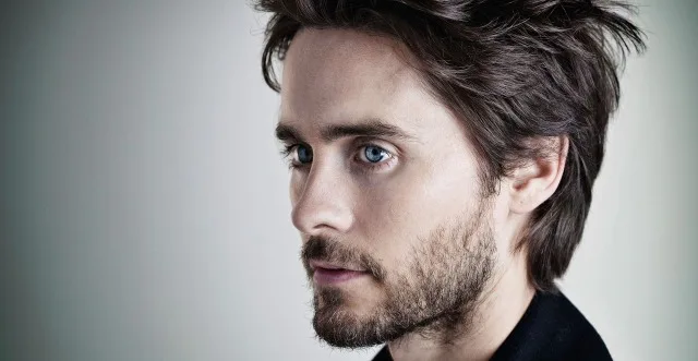 Πορτρέτο του Jared Leto με καστανά μαλλιά και μούσια.