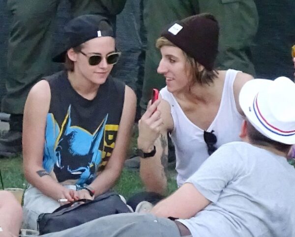Νέες φωτογραφίες της Kristen Stewart με τη βοηθό της στο Coahella, πυροδοτούν τις φήμες ότι είναι ζευγάρι!