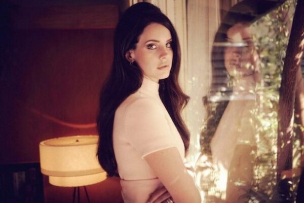 Πάρτε μια γεύση από το νέο τραγούδι της Lana Del Rey «Life Is Beatiful»!