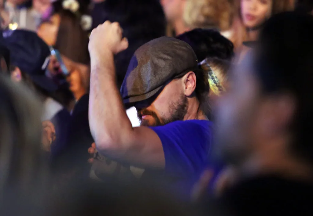 Leonardo-DiCaprio-Dancing-Coachella-2015-3