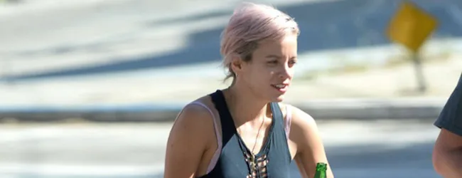 Η Lily Allen με κοντά ροζ μαλλιά και μαύρο τοπ.