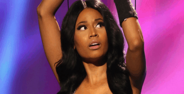 H Nicki Minaj για ακόμα μια φορά σχεδόν γυμνή στην σκηνή