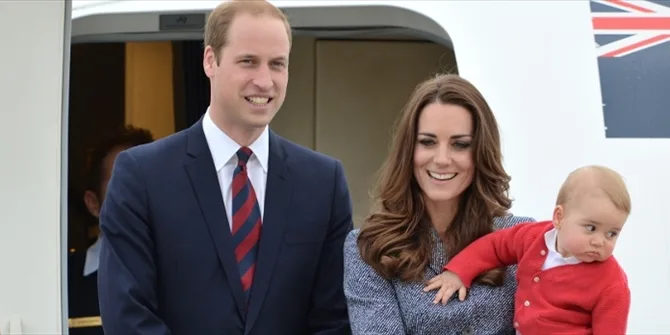Ο πρίγκιπας William, η Kate Middleton και ο πρίγκιπας George έξω από αεροπλάνο.