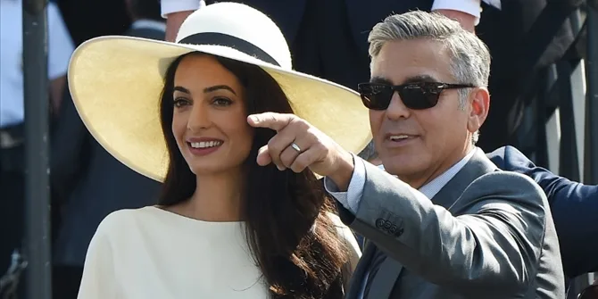 Ο George Clooney και η Amal Alamuddin σε εξωτερικό χώρο.