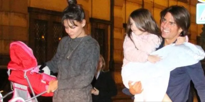 Ο Tom Cruise με την Katie Holmes και την κόρη τους Suri σε βραδινή έξοδο.