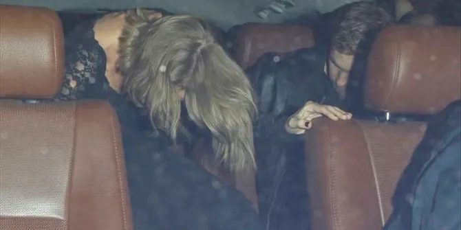 Η Taylor Swift και ο Calvin Harris στο πίσω κάθισμα αυτοκινήτου.