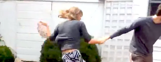 Η Taylor Swift παίζει με τον αδερφό της στην αυλή