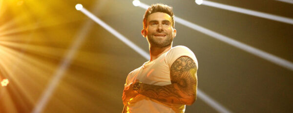 O Adam Levine δέχτηκε “επίθεση” on stage από θαυμάστρια! Δείτε το video