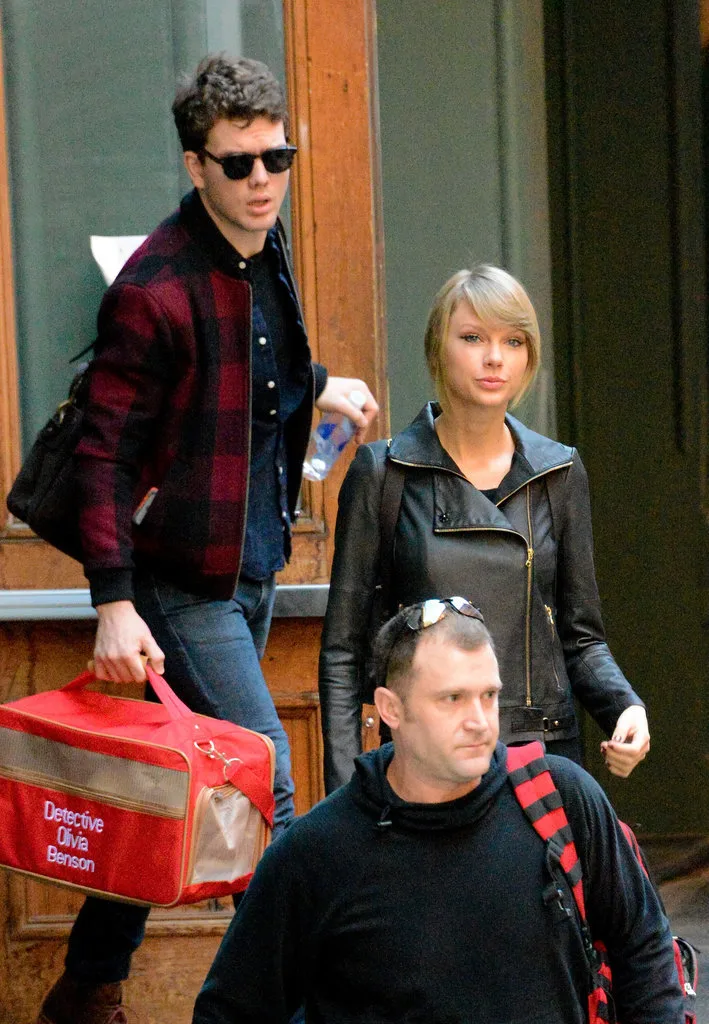 When-he-carried-Taylor-cat-bag-her