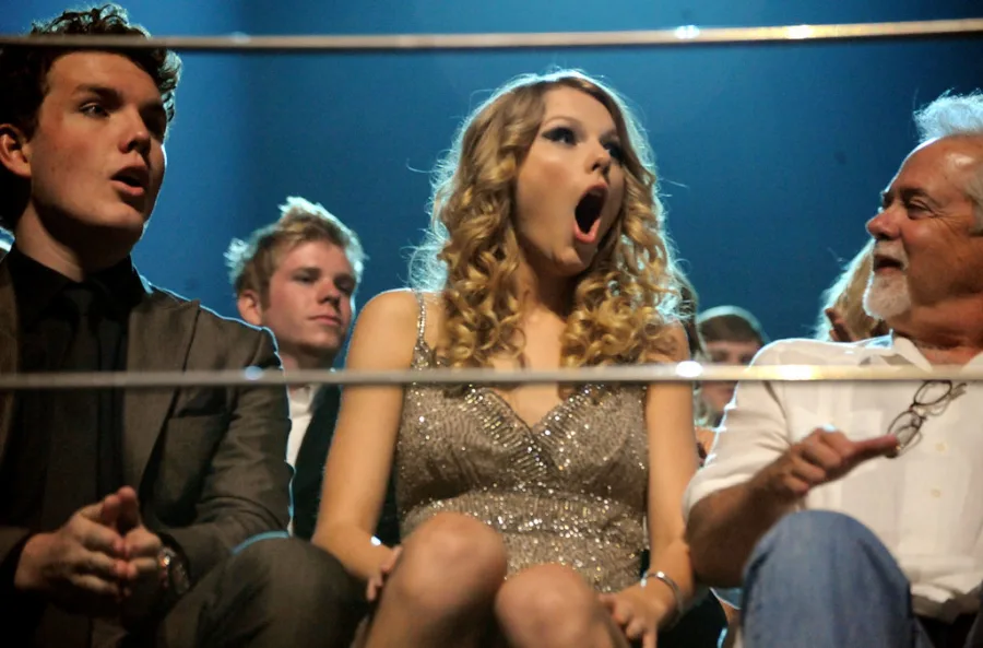 Η Taylor Swift και ο Austin Swift σε εκδήλωση.