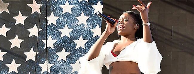 Η Azealia Banks στη σκηνή του Coachella Valley Music & Arts Festival 2015 στην Καλιφόρνια.