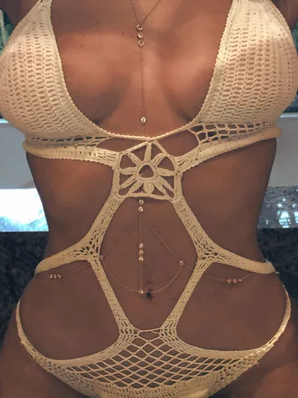 beyonce-string-bikini-boobs-2-420x560