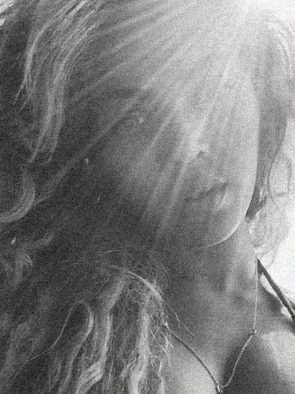 beyonce-string-bikini-boobs-3-420x560