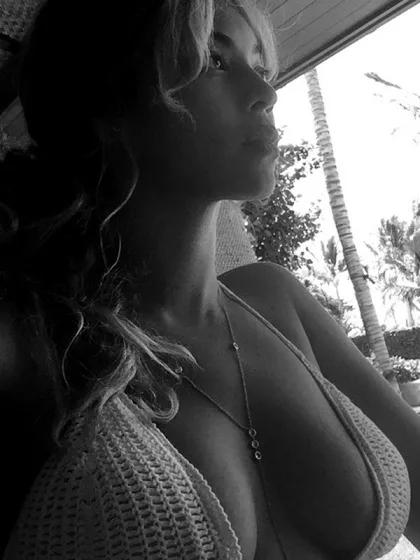 beyonce-string-bikini-boobs-4-420x560