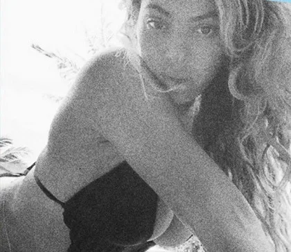 Η Beyonce με μαύρο μπικίνι σε ασπρόμαυρη φωτογραφία.