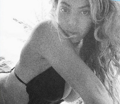Η Beyonce ρίχνει το ίντερνετ ανεβάζοντας καυτές φωτογραφίες με μπικίνι!