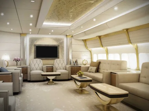 Πολυτελές εσωτερικό ιδιωτικού Boeing 747 με δερμάτινα καθίσματα και χρυσές λεπτομέρειες.