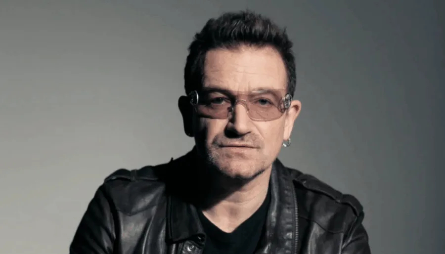 Ο Bono των U2 με γυαλιά και δερμάτινο τζάκετ.