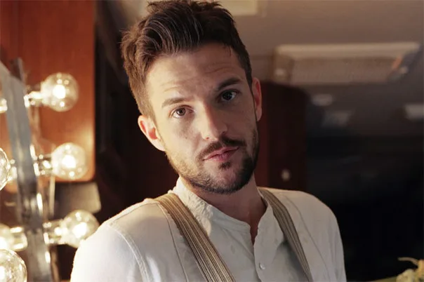 Ο Brandon Flowers των Killers με λευκό πουκάμισο και τιράντες.