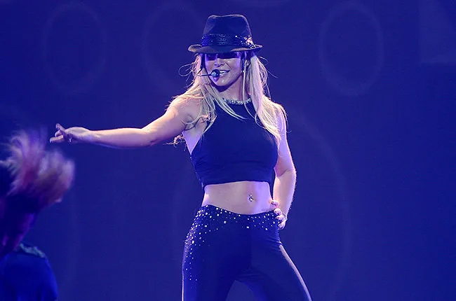 Η Britney Spears στη σκηνή με μαύρο καπέλο και crop top.