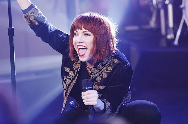 Η Carly Rae Jepsen στη σκηνή του Jimmy Kimmel Live για την παρουσίαση των νέων της τραγουδιών.
