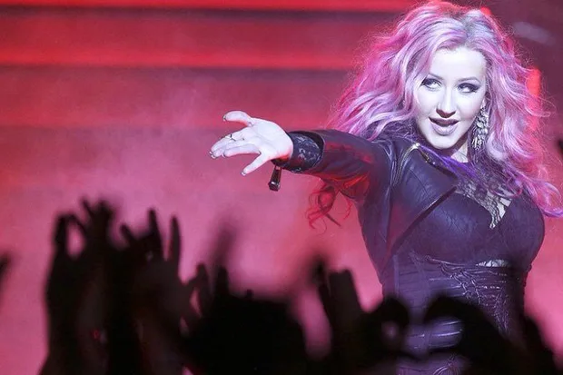 Η Christina Aguilera με ροζ μαλλιά στη σκηνή