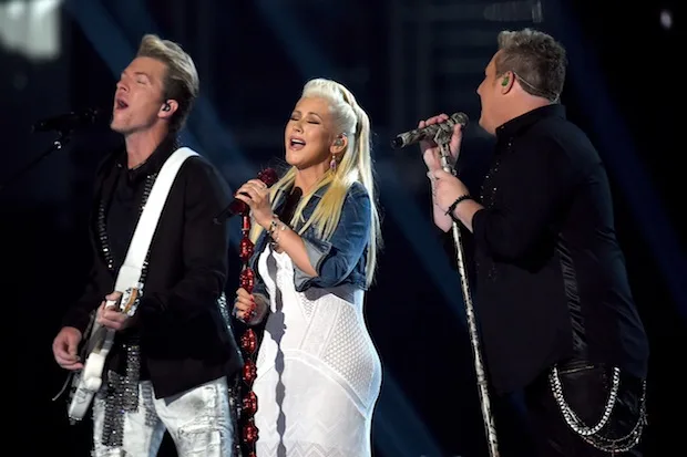 Η Christina Aguilera στη σκηνή των ACM Awards με τους Joe Don Rooney και Gary LeVox των Rascal Flatts.