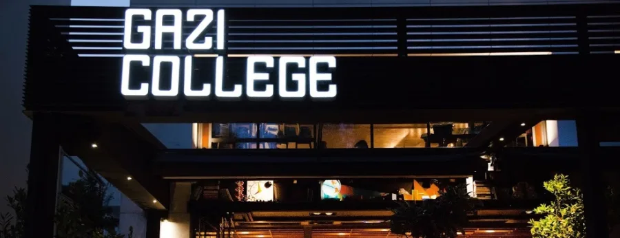 Η φωτιζόμενη επιγραφή του Gazi College στη Γλυφάδα τη νύχτα.