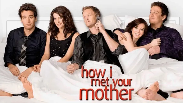 Οι πέντε πρωταγωνιστές της σειράς How I Met Your Mother σε κρεβάτι με λευκά σεντόνια.