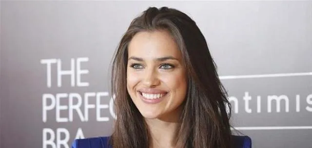 Η Irina Shayk χαμογελάει σε εκδήλωση.