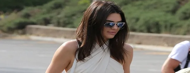 Η Kendall Jenner με γυαλιά ηλίου και λευκό τοπ.