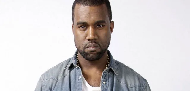 Ο Kanye West σε πορτρέτο με τζιν πουκάμισο.