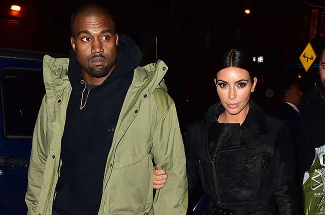 Η Kim Kardashian και ο Kanye West περπατούν στους δρόμους του Μανχάταν στη Νέα Υόρκη.