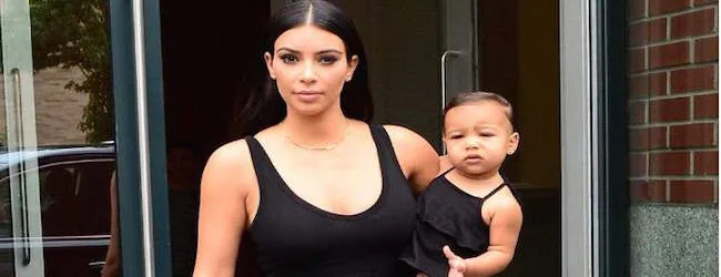 Η Kim Kardashian κρατάει στην αγκαλιά της την North West.