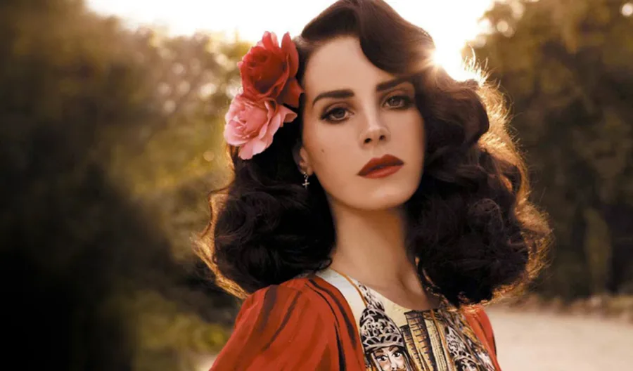 Η Lana Del Rey με λουλούδια στα μαλλιά