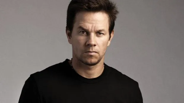Ο Mark Wahlberg με μαύρο μπλουζάκι σε γκρι φόντο.