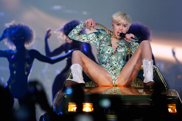 Καυτά φιλιά με μοντέλο της Victoria’s Secret για τη Miley Cyrus! Δείτε φωτογραφίες