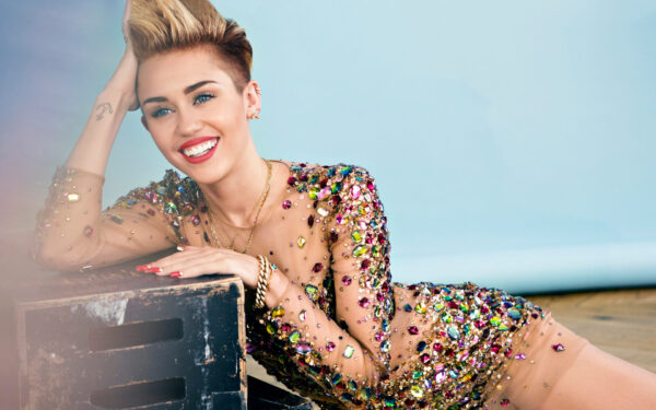 Τα πέταξε ξανά η Miley Cyrus! Δείτε τη σε προκλητικές πόζες μαζί με στενό της φίλο