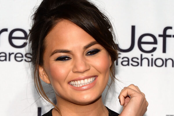 Το παράκανε η Chrissy Teigen! Δείτε την καυτή της εμφάνιση στον Λευκό Οίκο