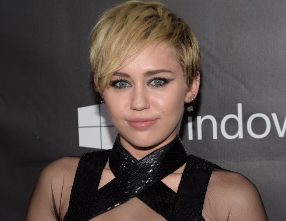 Το χάσε εντελώς: Η Miley Cyrus ποζάρει γυμνή…με αξύριστες μασχάλες!