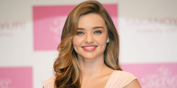 Η Miranda Kerr ποζάρει στην παραλία και προκαλεί…πανικό!