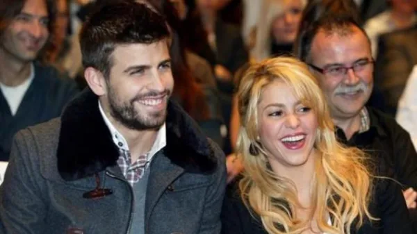 Η Shakira και ο Gerard Pique χαμογελαστοί σε εκδήλωση.